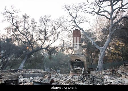 Une cheminée est tout ce qui se trouve d'une maison brûlée par le feu Thomas. Le feu a démarré le 4 décembre 2017 à Santa Paula, près de Thomas Aquinas College. Entraîné par les vents de Santa Ana avec rafales jusqu'à 70 mi/h, les flammes crié à travers le flanc à Ojai, Ventura et Santa Barbara. L'Airlift Wing 146 a été activé Dec.5, 2017, à l'appui de CAL FIRE avec suppression des feux de forêt, les efforts déployés au sein de l'état. (U.S. Air Force photo/Master Sgt. Brian Ferguson) 171212-F-BP133-160.jpg par AirmanMagazine Banque D'Images