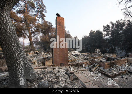 Une cheminée est tout ce qui se trouve d'une maison brûlée par le feu Thomas. Le feu a démarré le 4 décembre 2017 à Santa Paula, près de Thomas Aquinas College. Entraîné par les vents de Santa Ana avec rafales jusqu'à 70 mi/h, les flammes crié à travers le flanc à Ojai, Ventura et Santa Barbara. L'Airlift Wing 146 a été activé Dec.5, 2017, à l'appui de CAL FIRE avec suppression des feux de forêt, les efforts déployés au sein de l'état. (U.S. Air Force photo/Master Sgt. Brian Ferguson) 171212-F-BP133-198.jpg par AirmanMagazine Banque D'Images