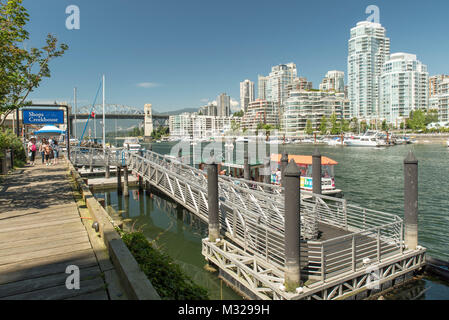 Vancouver, Colombie-Britannique, Canada. À l'ouest de l'établissement au centre-ville de Granville Island avec pont de la rue Burrard en arrière-plan. Banque D'Images