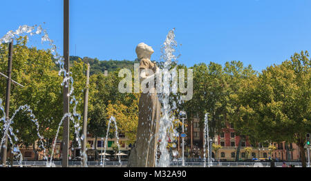 Bilbao, Espagne - 19 juillet 2016 : statue de Melpomene, dans la mythologie grecque la Muse du chant, sculpté par Enrique Barros, sous le soleil un jour d'été Banque D'Images