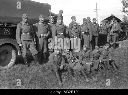 Les soldats allemands attendre à mobiliser par leurs camions de troupes, ca. 1938. Banque D'Images