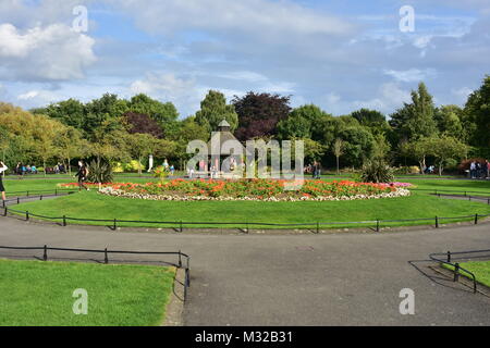 Sentiers et de verdure de St Stephen's Green centre-ville parc public à Dublin en Irlande. Banque D'Images