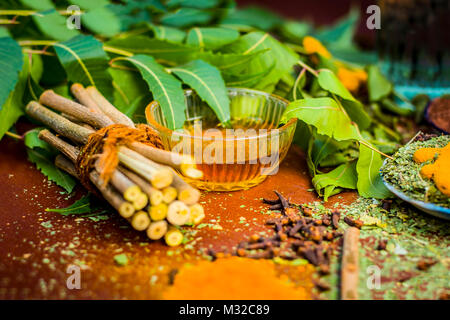 Close up d'ingrédients de traitement ayurvédique neem c.-à-d. des feuilles de neem neem,,poudre,arbres,girofle,curcuma,l'eau. Banque D'Images