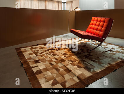 Chambre moderne d'intérieur, avec un fauteuil en cuir et tapis Banque D'Images