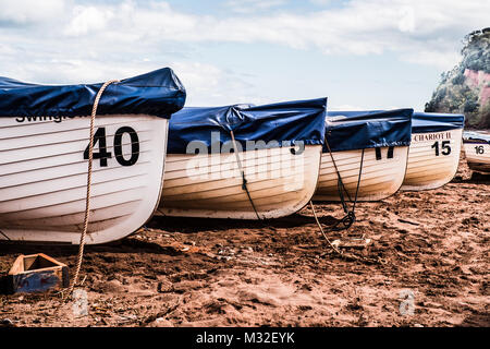 L'Aviron bateaux amarrés sur la plage à Shaldon. Avril 2016 Banque D'Images