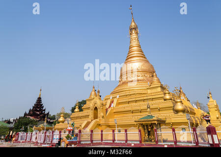 Ein doré Yar Daw Pagoda à Mandalay, Myanmar (Birmanie) sur une journée ensoleillée. Banque D'Images