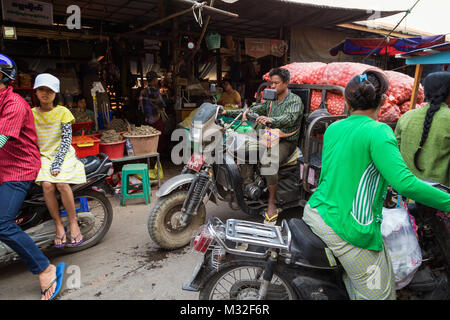 Les scooters et vélomoteurs à l'animation Zegyo (également connu sous le nom de Zay Cho) Marché à Mandalay, Myanmar (Birmanie). Banque D'Images