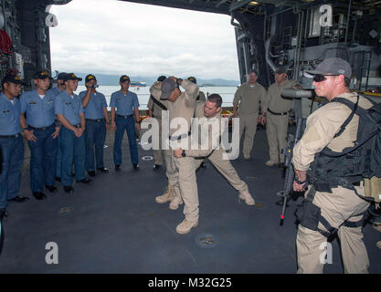 150622-N-MK881-114 Puerto Princesa, Philippines (22 juin 2015) marins, affecté à la mission de guerre de surface, 4 paquet de détachement, en ce moment embarquée à bord de l'USS combat littoral Fort Worth (LCS 3) faire preuve de la visite, de sélection, de perquisition et de saisie à la tactique de la marine des Philippines au cours d'une formation à bord du navire de combat littoral USS Fort Worth (LCS 3) dans le cadre de la coopération de l'état de préparation et de formation à flot (CARAT) Philippines 2015. Dans sa 21e année, CARAT est une série annuelle, exercice bilatéral avec la Marine américaine, Corps des Marines des États-Unis et les forces armées de neuf pays partenaires. (U.S. Photo b marine Banque D'Images