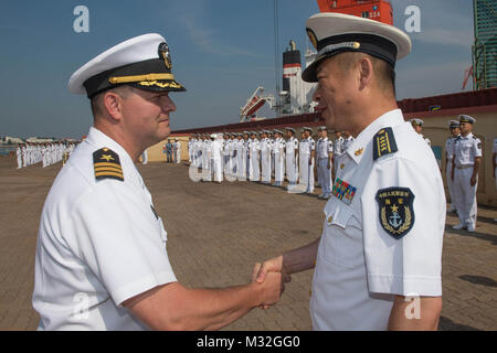 150730-N-UF697-057 QINGDAO, Chine (30 juillet 2015) Le Cmdr. Harry Marsh, gauche, commandant de la classe Arleigh Burke destroyer lance-missiles USS Stethem (DDG 63), dit adieu à l'Armée de libération des peuples de la haute marine Le Capitaine Jin Wei, directeur de l'Office de Tourisme de la flotte de la mer du Nord, après une escale au port de Qingdao, Chine. Le but de l'appel du port de Qingdao est de continuer à construire des relations diplomatiques et militaires et d'illustrer l'engagement de la Marine américaine d'élargir leurs liens dans le Indo-Asia-région du Pacifique. (U.S. Photo par marine Spécialiste de la communication de masse 3e classe Kevin V Banque D'Images