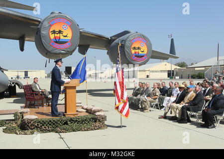 150811-N-HW977-175 MARS Air Reserve Base, Californie (16 août 2000 11, 2015) Le Colonel Russell Muncy, commandant de la 452e Escadre de la mobilité, de l'air Mars Air Reserve Base, comme Rusty Bailey, maire de Riverside, confirme avant l'inauguration du nouveau "mission Belle' C-17 nez art. dessin a été peint par Shayne Meder, un artiste de l'aviation locale et l'Armée de l'air ancien combattant. Le Capitaine Stephen H. Murray, Naval Surface Warfare Center (CDSN), Corona, commandant de la Division et sa famille ont assisté à l'événement. (U.S. Photo par Greg Vojtko marine/libérés) 150811-N-HW977-175 par NAVSEA Corona Banque D'Images