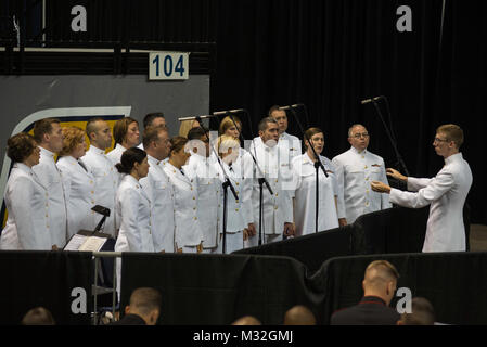 150815-N-HG258-028 Chattanooga, au Tennessee (15 août 2015) Musicien 1ère classe Adam Whitman, gauche, procède à la U.S. Navy Band chalumeaux mer refrain au début de la Marine et le Marine Corps Chattanooga, TN Memorial à Chattanooga, au Tennessee La Marine et le Corps des famille et de la ville de Chattanooga honoré les quatre marines et un marin qui ont été tués dans une attaque le 16 juillet au Centre de soutien opérationnel de la Marine (CNTO) et Marine Corps Reserve Center. Le service commémoratif a eu lieu samedi à l'Aréna de McKenzie, Université du Tennessee Chattanooga. (U.S. Photo par marine Chef Stephe Banque D'Images