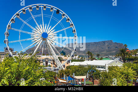 Sur le front de mer à Cape Town avec vue sur la Montagne de la table Banque D'Images