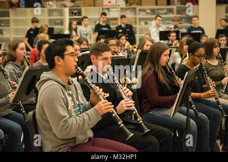 MECHANICSBURG, PA (fév. 23, 2016) Première Classe Worosello Tygar musicien répète aux côtés d'étudiants de Cumberland Valley High School dans une clinique mardi à Mechanicsburg, Pa. la U.S. Navy Band est sur un 25-day tour du nord-est des États-Unis. (U.S. Photo par Marine chef Melissa Bishop/libérés) 160223-N-W255-021 1 par United States Navy Band Banque D'Images