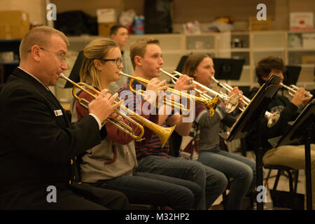 MECHANICSBURG, PA (fév. 23, 2016) Première Classe musicien Bill Dunn répète aux côtés d'étudiants de Cumberland Valley High School dans une clinique mardi à Mechanicsburg, Pa. la U.S. Navy Band est sur un 25-day tour du nord-est des États-Unis. (U.S. Photo par Marine chef Melissa Bishop/libérés) 160223-N-W255-045 1 par United States Navy Band Banque D'Images