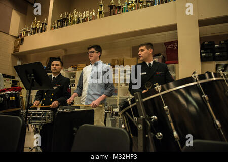 MECHANICSBURG, PA (fév. 23, 2016) Première Classe Musicien Jeff DeRoche et musicien Joseph Gonzalez de première classe, percussion, répéter aux côtés d'étudiants de Cumberland Valley High School dans une clinique mardi à Mechanicsburg, Pa. la U.S. Navy Band est sur un 25-day tour du nord-est des États-Unis. (U.S. Photo par Marine chef Melissa Bishop/libérés) 160223-N-W255-051 1 par United States Navy Band Banque D'Images