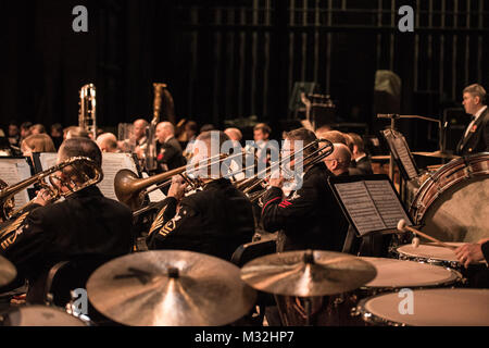 MECHANICSBURG, PA (fév. 23, 2016) Les membres de l'United States Navy Band effectuer à Cumberland Valley High School's Performing Arts Center à Mechanicsburg, Pa. la U.S. Navy Band est sur un 25-day tour du nord-est des États-Unis. (U.S. Photo par Marine chef Melissa Bishop/libérés) 160223-N-W255-031 1 par United States Navy Band Banque D'Images