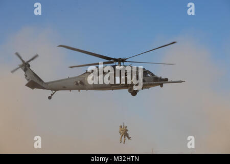 Le s.. Août O'Neil, Air Force blessés et autres pararescueman Le s.. Nick Robillard, sont descendus d'un HH-60G Pave Hawk lors de la cérémonie d'ouverture de l'US Air Force 2016 Essais cliniques à Nellis Air Force Base, Nevada, 26 février 2016. Les essais de l'Armée de l'air sont un événement sportif adapté visant à promouvoir le bien-être mental et physique de gravement blessés, malades et blessés militaires et anciens combattants. Plus de 100 blessés, malades ou blessés, hommes et femmes de tout le pays seront en compétition pour une place sur l'équipe 2016 Jeux de guerrier qui représentera l'Armée de l'air à Banque D'Images