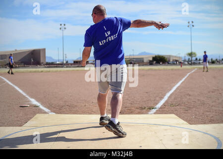 Un participant lance une discussion au cours de l'Armée de l'Air 2016 Essais cliniques à Nellis Air Force Base, Nevada, 1 er mars. Les essais de l'Armée de l'air sont un événement sportif adapté visant à promouvoir le bien-être mental et physique de gravement blessés, malades et blessés militaires et anciens combattants. Plus de 100 blessés, malades ou blessés, hommes et femmes de tout le pays seront en compétition pour une place sur l'équipe 2016 Jeux de guerrier qui représentera l'Armée de l'air à l'Académie militaire de West Point en juin. (U.S. Photo de l'Armée de l'air par la Haute Airman Taylor/Curry publié) 160301-F-NB144-015 par plaie de l'Armée de l'air Banque D'Images