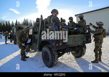 Les Marines américains affectés au détachement de police militaire d'application de la Loi, 4e Bataillon, se préparer à convoi à Baumeister Ville opérations militaires en milieu urbain (MOUT) complexe au Joint Base Elmendorf-Richardson, Alaska, le 6 mars 2016. Les MOUT formation préparée les Marines pour leur prochain déploiement en Serbie où ils serviront de conseillers de police militaire. (U.S. Air Force photo/Alejandro Pena US Marines) conduite des opérations militaires en milieu urbain en formation par l'Alaska # PACOM Banque D'Images