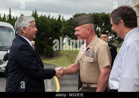 Le lieutenant général Lawrence D. Nicholson, le général commandant du III Marine Expeditionary Force, serre la main de Gen Nakatani, Ministre Japonais de la Défense, à l'agent de Butler's Club, Camp Foster, Okinawa, Japon, le 26 mars 2016. Nicholson et Nakatani a examiné le lien entre le MEF et l'Okinawa III personnes pendant le déjeuner. Nicholson est de Toronto. (U.S. Marine Corps photo de la FPC. Nelson Dueñas/) Parution du Japon Le ministre de la Défense nationale rend visite Camp Foster, l'Okinawa par # PACOM Banque D'Images