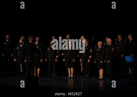 YORK, PA (1 avril 2016) 1ère classe musicien Adam Whitman conduit l'United States Navy Band chalumeaux mer chorus pendant un concert au Centre Pullo à York, Pennsylvanie La Mer chalumeaux sont sur un 22-day tour du nord-est des États-Unis. (U.S. Photo par Marine chef Melissa Bishop/libérés) 160401-N-W255-019 par United States Navy Band Banque D'Images