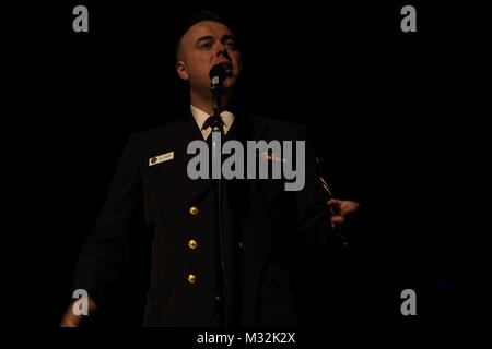 YORK, PA (1 avril 2016) 1re classe Michael Webb s'adresse aux participants au cours d'un concert de l'United States Navy Band chalumeaux Mer au Centre Pullo chorus à York, Pennsylvanie La Mer chalumeaux sont sur un 22-day tour du nord-est des États-Unis. (U.S. Photo par Marine chef Melissa Bishop/libérés) 160401-N-W255-040 par United States Navy Band Banque D'Images