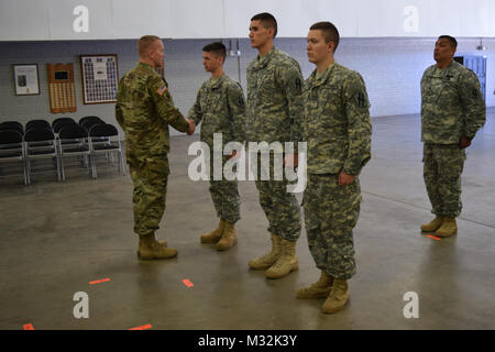 CEDARTOWN, Ga, le 3 avril, 2016 - Le Général de Brigade Tom Carden, commandant de la Garde nationale de Géorgie félicite la CPS. Christopher Adams, la FPC. Noah Alonso et Soldat Christopher Adams lors d'une cérémonie de promotion à l'armoirie de Cedartown, Ga, une troupe de cavalerie, 108e. La Garde Nationale de Géorgie photo par le capitaine William Carraway / relâché la promotion de soldats par la Garde nationale de Géorgie Banque D'Images