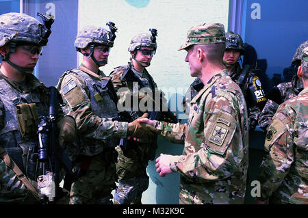 Le Sgt. Le major de l'Armée de Daniel Dailey rencontre le ROK stationné au camp Bonifas près de Panmunjom, dont le travail est de protéger la zone commune de sécurité. (U.S. Photos de l'armée par KATUSA PFC. Lee, Kyoung-min, Affaires publiques de la 8e Armée) Sergent-major de l'US Army troupes en visite en Corée du Sud par # PACOM Banque D'Images