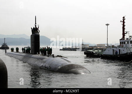 160406-N-N381-009 CHINHAE, République de Corée (06 avril 2016) Los Angeles-classe sous-marin d'attaque USS Tucson (SSN 770) tire à Chinhae, République de Corée. Homeported dans Pearl Harbor, l'USS Tucson est le 59e Los Angeles-classe de sous-marins d'attaque et le 30e de l'amélioration de Los Angeles-sous-marins d'attaque de classe d'être construit. (U.S. Photo de la marine par le maître d'armes 3 Classe Diamond Brown/relâché), USS Tucson Visites Chinhae Indo-Asia-Pacifique au cours du déploiement par # PACOM Banque D'Images