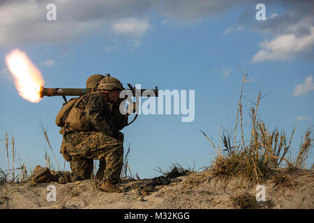 Le Corps des Marines des États-Unis. Ellzey Dillon , avant, et lance le Cpl. Andrew Whitbeck affecté à la 3e Division de marines, III Marine Expeditionary Force en vertu du Programme de déploiement, un incendie M153 a lancé l'Épaule Arme d'assaut polyvalent dans un assaut terrestre au cours d'entraînement aux manœuvres Balikatan 16 à la Vallée-de-Corbeau, Philippines, le 9 avril 2016. Les Marines américains et philippins formés côte à côte après une antenne insérer dans assaut terrestre des manœuvres pour renforcer leurs capacités combinées. (U.S. Marine Corps photo par Lance Cpl. Cameron Darrough) US Marines Fire une épaule M153 a lancé un multifonction Banque D'Images