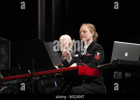 GLASTONBURY, CT (avril 13, 2016) chef des chantres Caroline Evans accompagne l'United States Navy Band chalumeaux mer chorus pendant un concert à Glastonbury High School. La mer chalumeaux sont sur un 22-day tour du nord-est des États-Unis. (U.S. Photo par Marine musicien 1ère classe Sarah Blecker/libérés) 160413-N-WV624-334 par United States Navy Band Banque D'Images