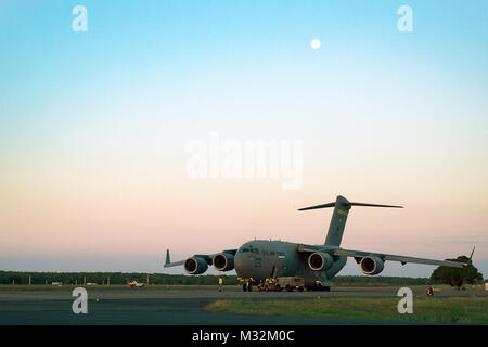 Un C-17 Globemaster III, exerçant son activité sous marines des États-Unis avec l'Escadron d'hélicoptères d'attaque légère Marine 367 Marine Aviation et de l'escadron 24 de la logistique, ainsi qu'un hélicoptère UH-1Y Venom, des terres au Royal Australian Air Force Base Darwin, Australie, le 20 avril 2016. Les Marines, agissant en tant qu'élément d'un combat de l'Aviation 1 250 Marine membre du groupe de travail, la capacité air-sol fournira un appui aérien aux forces de rotation maritime - Darwin avec quatre hélicoptères UH-1Y Venom. MRF-D est un déploiement de six mois de Marines dans Darwin, Australie, où ils pourront effectuer des exercices et former avec l'Australian Defence Banque D'Images