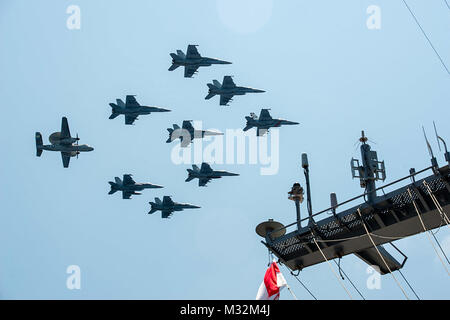 160425-N-DA737-113 Mer de Chine du Sud (25 avril 2016) - aéronefs affectés à Carrier Air Wing (CVW) 9 voler en formation au cours d'une démonstration de puissance de l'air sur le USS JOHN C. STENNIS (CVN 74). La démonstration a montré John C. Stennis les capacités du groupe de grève aux dignitaires de l'Australie, la Nouvelle-Zélande et la République de Singapour. Fournir un prêt à l'appui de la force de sécurité et de stabilité dans la Indo-Asia-Pacifique, John C. Stennis fonctionne comme partie de la grande flotte verte sur une 7e flotte le déploiement. (U.S. Photo par marine Spécialiste de la communication de masse 2e classe Jonathan Jian Banque D'Images