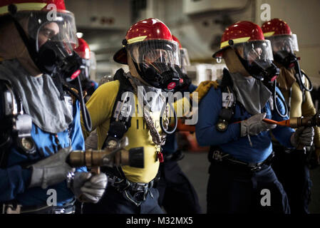 160513-N-IN729-174 Yokosuka, Japon (19 mai 2016) Ministère de l'air lutter contre les marins une simulation d'avion de classe bravo incendie dans la zone de la Marine américaine est qu'avant déployé porte-avions USS Ronald Reagan (CVN 76) au cours d'un exercice général quarts. Feux de classe bravo gaz inflammables et de liquides tels que l'essence et le carburant. Ronald Reagan fournit une force prête au combat, qui protège et défend les intérêts collectifs des maritimes des États-Unis et de ses alliés et partenaires dans la région Asie-Pacifique Indo-Asia. (U.S. Photo par marine Spécialiste de la communication de masse 3 classe Ryan McFarlane/libérés) U Banque D'Images