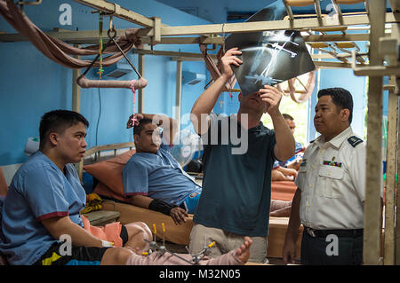 160523-N-KM939-140 : Quezon City, Philippines (23 mai 2016) - Le Lieutenant Daniel Bradley, de Pensacola, Floride, un médecin de la Marine affectés à l'USS JOHN C. STENNIS (CVN 74) examine les radiographies d'un soldat philippin blessé à l'Armée des Philippines Medical Center pendant un événement de service communautaire. John C. Stennis est aux Philippines pour une escale de routine mais participe à des programmes de services communautaires d'apprendre et de travailler aux côtés de leurs homologues du pays hôte. Fournir un prêt à l'appui de la force de sécurité et de stabilité dans la Indo-Asia-Pacifique, John C. Stennis fonctionne comme partie du Grand Gr Banque D'Images