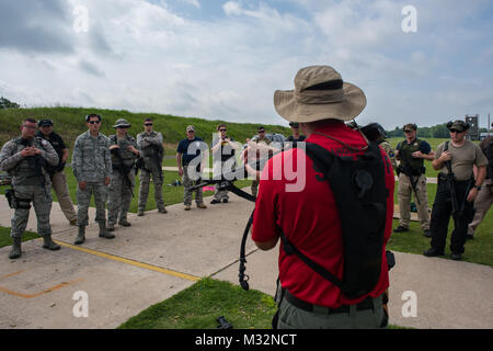 Oklahoma County Sheriff's Office Le Sgt. Jim Lilly, une formation du personnel, sous-traite la forme appropriée pendant la transition entre les armes à feu à l'Oklahoma County Sheriff's Office Training Centre d'Oklahoma City, le 26 mai 2016. Quatre volonté Rogers aviateurs de la base de la Garde nationale aérienne rejoint un organisme policier local pour la formation d'armes, 24 au 26 mai. L'Ohio Country Sheriff's Office conduit la formation afin d'améliorer la communication et la compatibilité entre les divers groupes d'application de la loi l'Oklahoma. (U.S. Photo de la Garde nationale aérienne Aviateur Senior Tyler Woodward) OK Garde assister à plusieurs organismes de l'école 5 carabine par Oklah Banque D'Images