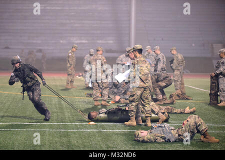 Nous et République de Corée soldats tentent de terminer le test Expert Infantryman Badge 26 mai à "objectif" de Bull dans le bol Schoonover au Camp Casey, la Corée du Sud. L'objectif, qui consistait à évaluer correctement un soldat avec une plaie de la jambe' et 'l'évacuation du soldat, était le dernier essai, après une intense période de cinq jours d'évaluations qui inclus jour et nuit la navigation terrestre et un pied de 12 milles de mars. (U.S. Photo de l'armée par le sergent. Keith Anderson, 1st Armored Brigade Combat Team Affaires publiques, 1st Cav. Div.) aux États-Unis et de Corée participent à l'insigne de l'infanterie par des évaluations d'experts # PACOM Banque D'Images