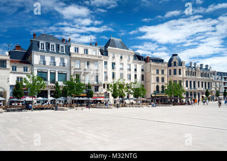 Nouvelle-Aquitaine, Poitiers, France - Juillet 03, 2012 : Place du Maréchal Leclerc à Poitiers avec Architecture et Bâtiments et cafés sur un été chaud da Banque D'Images