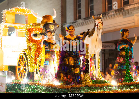 Brownsville, Texas, USA - Le 24 février 2017, illuminé Night Parade fait partie de l'Charro Jours Fiesta - Fiestas Mexicanas, un festival national être Banque D'Images