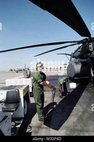 Images par Matthew Thomas au cours d'une formation active de la réserve navale à Sigonella, en Sicile en mai 2003 HC-4 black étalons sont stationnés à NASSIG. Équipage : AM1 James Hale- HC-4 par PH1 Thomas 116 par navalsafetycenter Banque D'Images