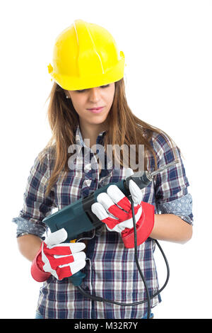 Jolie jeune femme builder avec outil de forage heureux pour de bon travail. Isolé sur fond blanc. Banque D'Images
