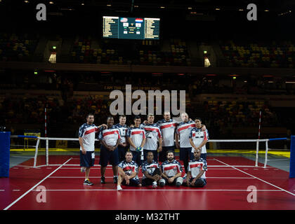 L'équipe de volleyball assis représentant les États-Unis au cours de la 2014 London Jeux Invictus posent pour une photo de groupe, le centre sportif, l'Angleterre, 14 sept 2014. Le Prince Harry a été conduit pour que l'événement à un public international à la suite de sa visite d'inspiration pour les jeux de guerrier dans le Colorado en 2013. L'événement à Londres réunira pour la première fois, hommes et femmes, qui servent tous deux et anciens combattants - de 14 pays. L'Invictus Games mettra en lumière les sacrifices de ces hommes et femmes ont servi leur pays, et leur inlassable dur à surmonter. (U.S. Air Force pho Banque D'Images