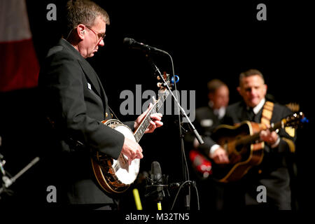 OXFORD, Mississippi (sept. 14, 2014) Le Musicien Keith Arneson, de Waldorf, Maryland, effectue avec la Marine américaine à l'actuel pays bande Gertrude C. Ford Center for the Performing Arts à l'Université du Mississippi à Oxford, Mississippi, actuel pays basé à Washington, est sur un 15-day tour de six membres. (U.S. Photo par marine Chef Adam Grimm/libérés) 140914-N-LC494-205 par United States Navy Band Banque D'Images