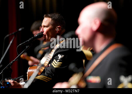 OXFORD, Mississippi (sept. 14, 2014) 1ère classe musicien Kenny Ray Horton, de Rocky Comfort, Mo., effectue avec la Marine américaine à l'actuel pays bande Gertrude C. Ford Center for the Performing Arts à l'Université du Mississippi à Oxford, Mississippi, actuel pays basé à Washington, est sur un 15-day tour de six membres. (U.S. Photo par marine Chef Adam Grimm/libérés) 140914-N-LC494-264 par United States Navy Band Banque D'Images