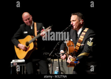 OXFORD, Mississippi (sept. 14, 2014) 1ère classe musicien Kenny Ray Horton, de Rocky Comfort, Mo., effectue avec la Marine américaine à l'actuel pays bande Gertrude C. Ford Center for the Performing Arts à l'Université du Mississippi à Oxford, Mississippi, actuel pays basé à Washington, est sur un 15-day tour de six membres. (U.S. Photo par marine Chef Adam Grimm/libérés) 140914-N-LC494-299 par United States Navy Band Banque D'Images