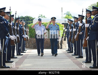 Le général Hawk Carlisle, commandant des Forces aériennes du Pacifique (à gauche), et le lieutenant général Huang Guixian (droite), commandant militaire de Nanjing, Commandement de la Force aérienne régionale rendre salue en passant par l'intermédiaire d'un cordon de la garde d'honneur, 23 septembre 2014, d'une base commune Pearl Harbor-Hickam, New York. Carlisle a accueilli une délégation de Huang et de l'Armée Populaire de Libération des officiers de l'Armée de l'air dans le cadre d'une visite de réciprocité clé pour construire une armée forte de relation militaire entre les États-Unis et la Chine. (U.S. Air Force photo de Tech. Le Sgt. James Stewart/publié aux États-Unis), les commandants de l'Armée de l'air chinoise d'établir des relations par # PACOM Banque D'Images