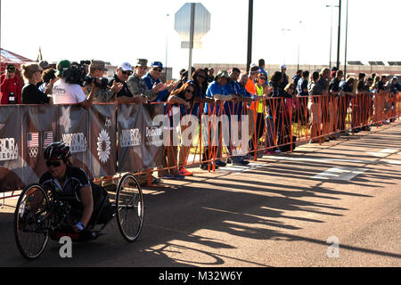 Air Force athlète Sarah Evans termine une course de cyclisme mixte pendant la jeux de guerrier à Fort Carson, Colorado, le 29 septembre, 2014.Les jeux de guerrier est composé d'athlètes de l'ensemble du Ministère de la Défense, qui sont en concurrence dans le style paralympiques événements pour leur branche militaire. L'objectif de ces jeux est d'aider à mettre en évidence le potentiel illimité de guerriers à travers les sports de compétition. (U.S. Air Force photo par un membre de la 1re classe Scott Jackson) 140929-F-HF287-260 par Air Force blessés Banque D'Images