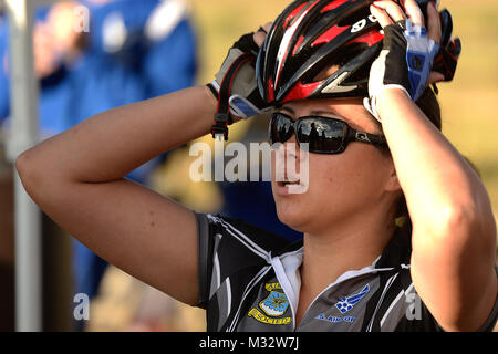 L'athlète de l'US Air Force Sarah Evans se réchauffe avant de son vélo de course à bicyclette le 29 septembre 2014 à Fort Carson, Colorado. Les jeux de guerrier se compose d'athlètes de l'ensemble du Ministère de la Défense, qui sont en concurrence dans le style paralympiques événements pour leur branche militaire. L'objectif de ces jeux est d'aider à mettre en évidence le potentiel illimité de guerriers à travers les sports de compétition. (U.S. Air Force photo Tim Chacon) 140929-F-PD696-062 par Air Force blessés Banque D'Images