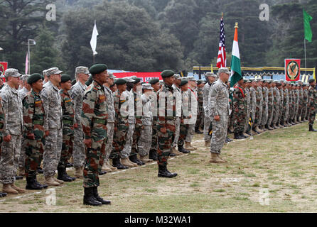 Des soldats du 1st Stryker Brigade Combat Team, 25e Division d'infanterie et de la 2e Bataillon, 9e Régiment d'Ghurak de l'armée indienne prendre part à la cérémonie de clôture de l'exercice Yudh Abhyas Chaubattia à 14, l'Inde le 30 septembre 2014. L'exercice de cette année a eu lieu les 17-30 septembre À Ranikhet, Utterakhand de cantonnement, de l'Inde. L'ARMÉE AMÉRICAINE Commande Pacifique parrainé l'exercice est orienté vers l'amélioration de la coopération et de la coordination par la formation et les échanges culturels et développer les compétences et les relations nécessaires au cours d'une opération de maintien de la paix. (Photo par le sergent. Mylinda DuRousseau, 1/25 SBCT Pu Banque D'Images