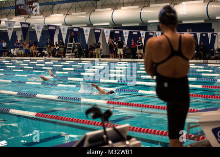 Air Force Athlète Sarah Evans observe ses coéquipiers terminer une course pendant les 2014 Jeux de guerrier à l'Olympic Training Center, Colorado Springs, Colorado, le 30 septembre, 2014. Les jeux de guerrier se compose d'athlètes de l'ensemble du Ministère de la Défense, qui sont en concurrence dans le style paralympiques événements pour leur branche militaire. L'objectif de ces jeux est d'aider à mettre en évidence le potentiel illimité de guerriers à travers les sports de compétition. (U.S. Air Force photo par un membre de la 1re classe Scott Jackson) 140930-F-HF287-421 par Air Force blessés Banque D'Images